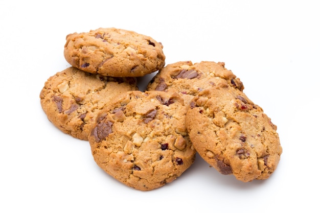 Galleta con chispas de chocolate aislado en blanco