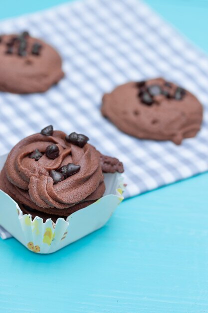 Galleta con chispas de chocolate en la mesa de madera