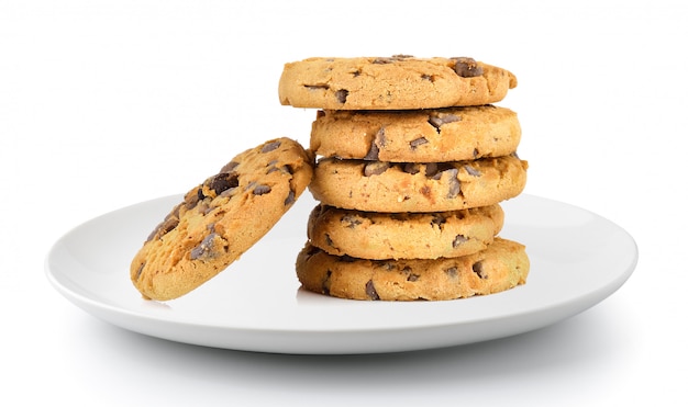 Foto galleta con chispas de chocolate en un plato aislado