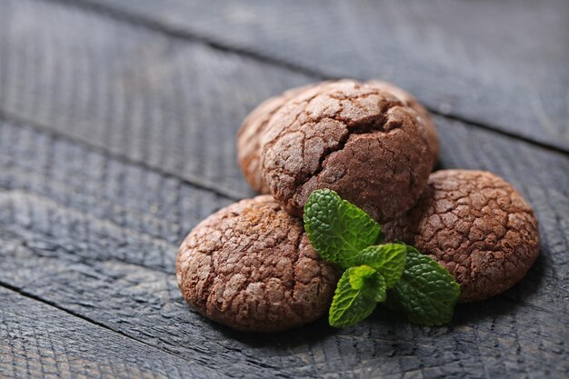 Galleta de chispas de chocolate con primer plano de menta