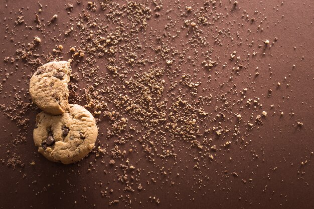 Galleta de chispas de chocolate roto sobre fondo marrón