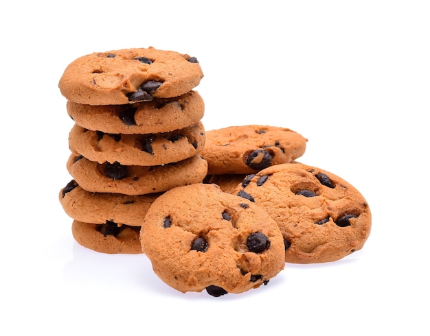 Galleta con chispas de chocolate sobre fondo blanco.