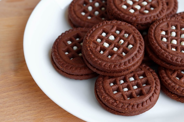 Galleta de chocolate con capa de leche, galletas de primer plano