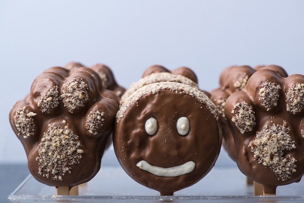 Foto galleta de chocolate cara forma cara sonriente