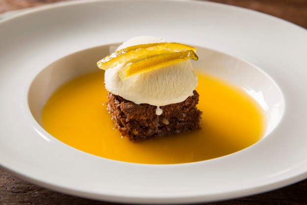 Galleta de chocolate con helado y salsa de naranja