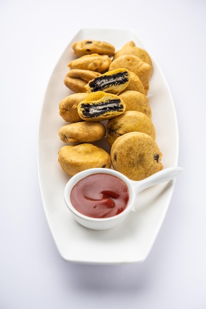 Foto galleta de chocolate pakora pakodas o fritters bocadillo creativo de la hora del té indio