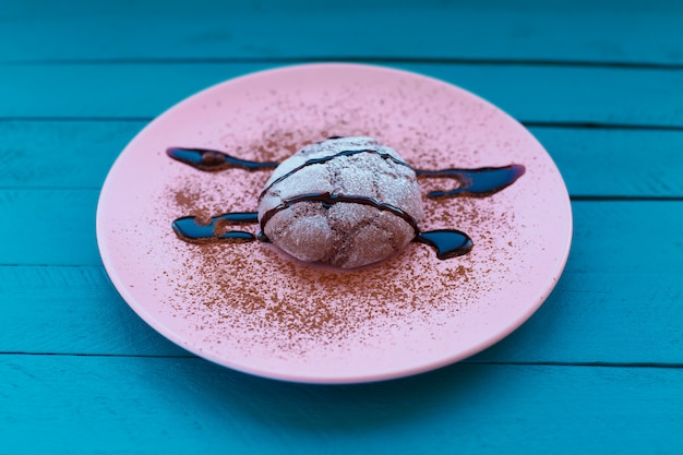 Galleta Con Chocolate En Plato Rosa