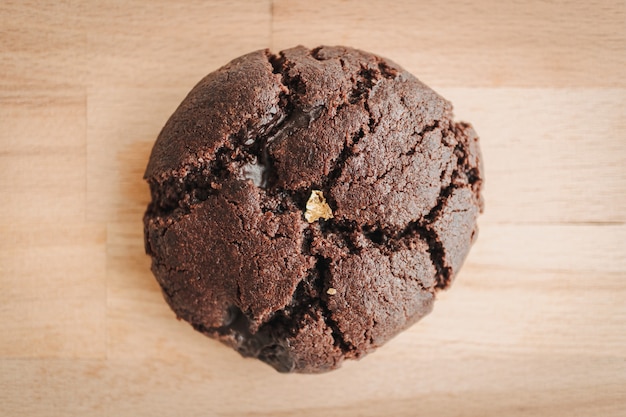 Galleta de chocolate suave masticable grande casera con pan de oro