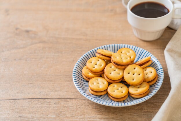 galleta de coco con mermelada de piña