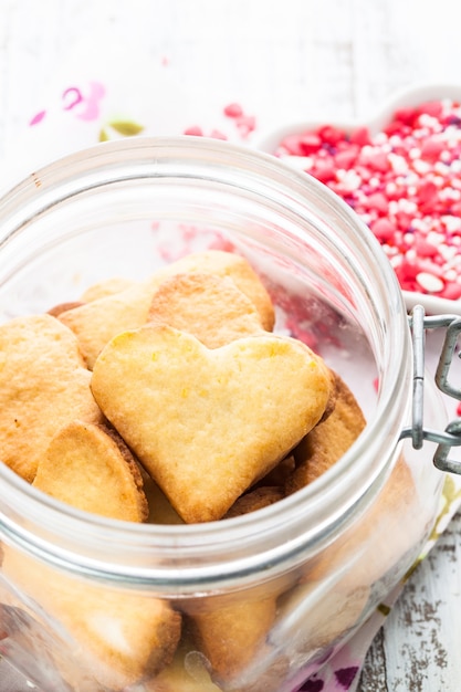 Galleta como decoración de San Valentín en forma de corazón en tarro de cristal