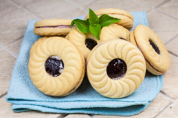 Galleta con crema y mermelada de arándanos