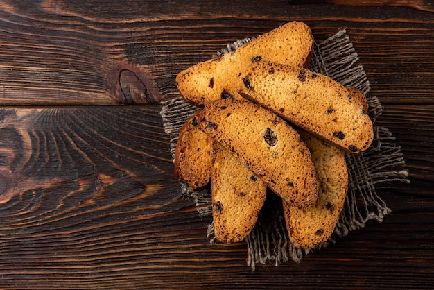 Galleta crujiente en mesa