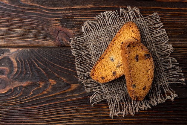 Galleta crujiente en mesa