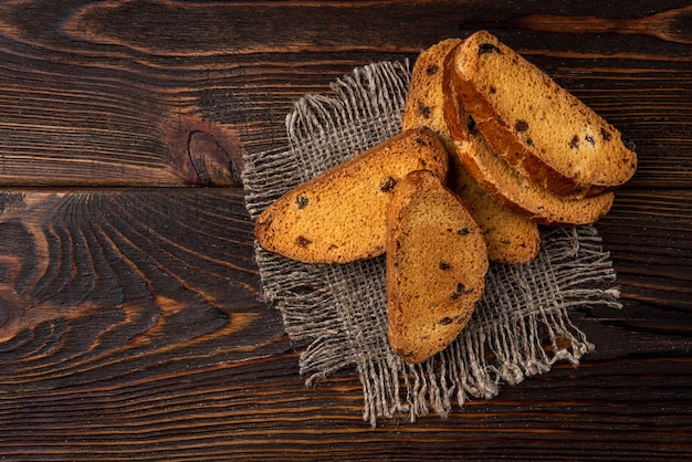 Galleta crujiente en mesa