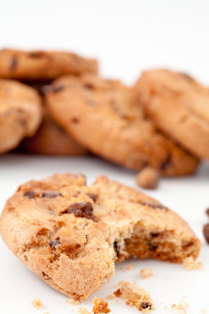 Galleta degustada frente a una pila de galletas