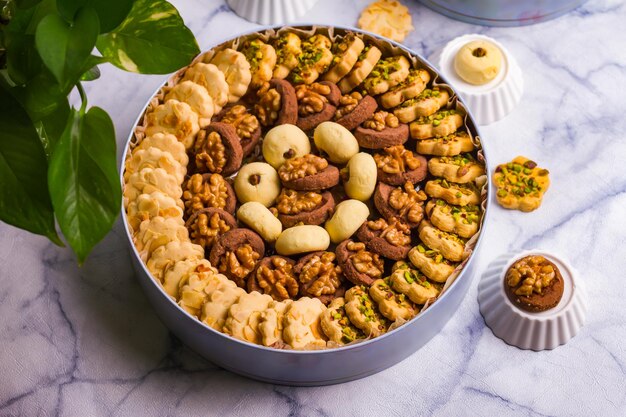 Galleta de dulces variados servida en un plato aislado en la vista superior de fondo gris de los postres