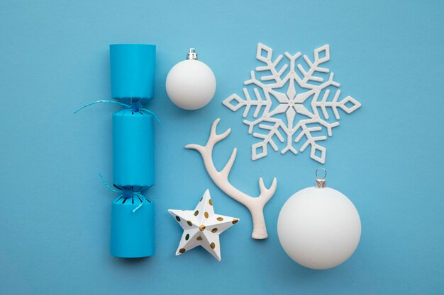 Galleta festiva de composición navideña con cuernos y bolas de copos de nieve de invierno