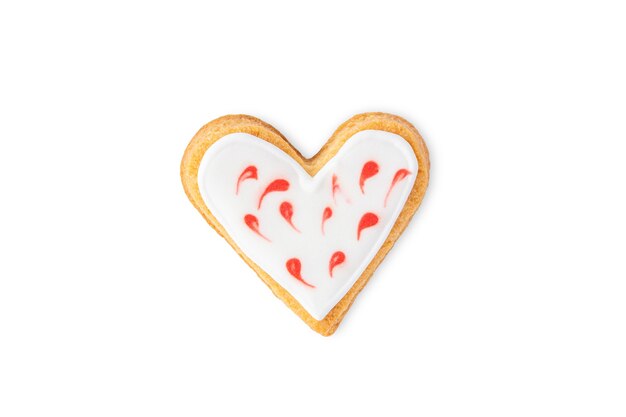 Galleta en forma de corazón decorada con azúcar glas aislado en blanco