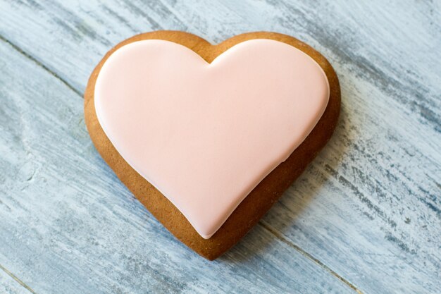 Galleta en forma de corazón. Galleta con glaseado rosa claro. Prueba el sabor del amor. Feliz día de San Valentín.