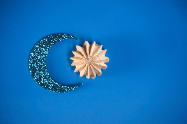 Galleta con forma de media luna y estrella sobre fondo negro