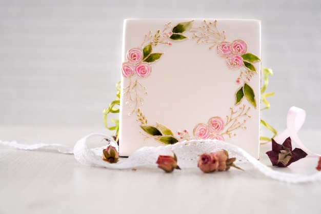 Galleta glaseada de jengibre con flores sobre la mesa.