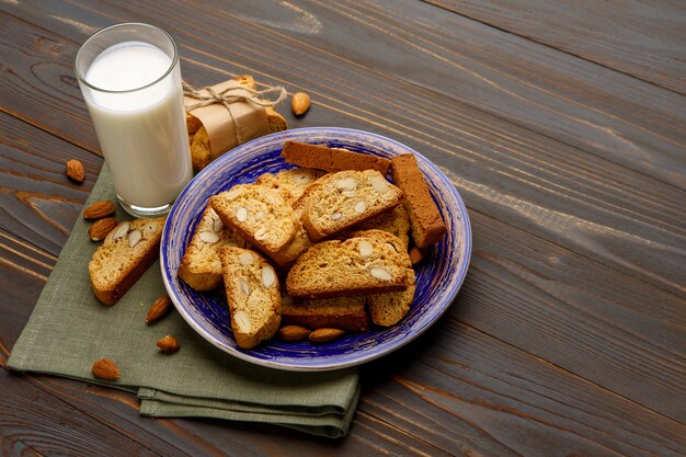 Galleta italiana cantuccini con relleno de almendras en mesa de madera