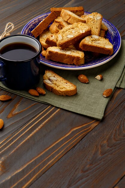 Galleta italiana cantuccini con relleno de almendras en mesa de madera