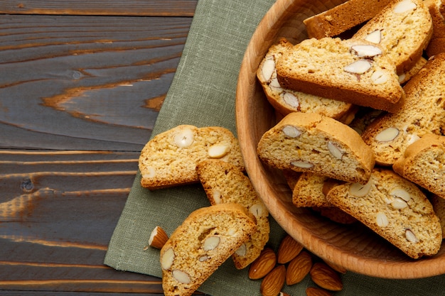 Foto galleta italiana cantuccini con relleno de almendras en mesa de madera