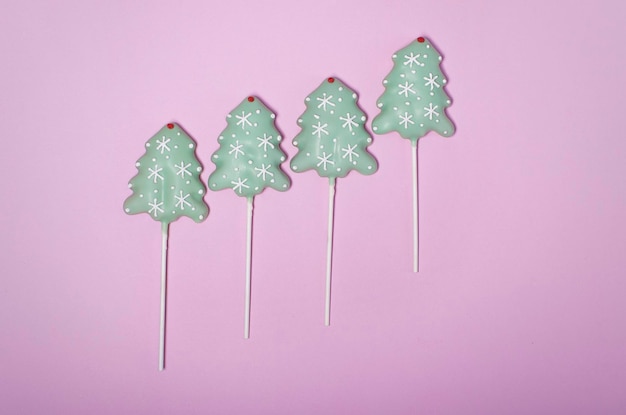 Galleta de jengibre de árbol de Navidad aislada sobre fondo rosa Concepto de año nuevo y feliz Navidad