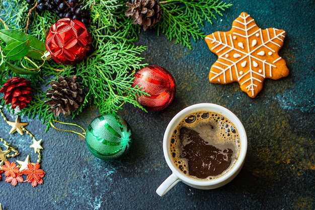 Galleta de jengibre y café en la mesa