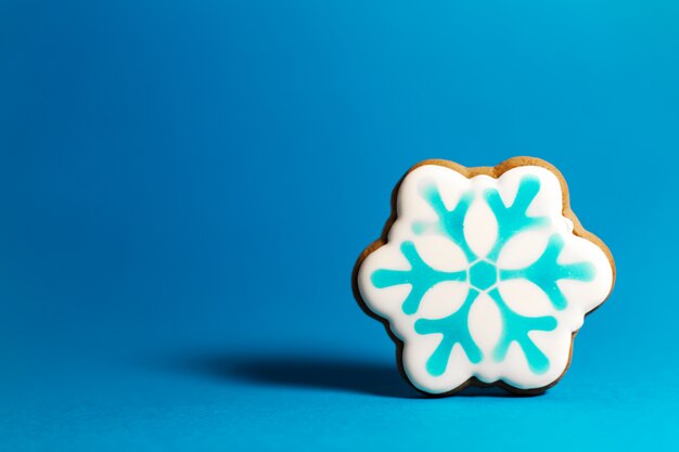 Foto galleta de jengibre de copo de nieve en azul