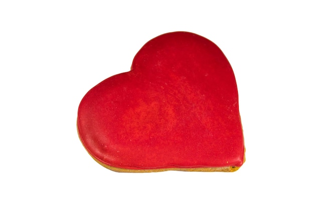 Galleta de jengibre en forma de corazón aislado sobre fondo blanco.