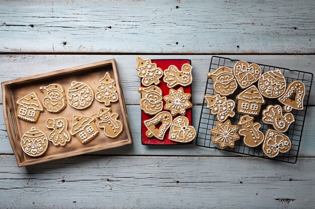 Foto galleta de jengibre de navidad en mesa de madera