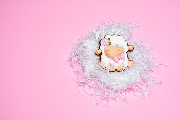 Galleta de jengibre de Pascua en nido blanco.