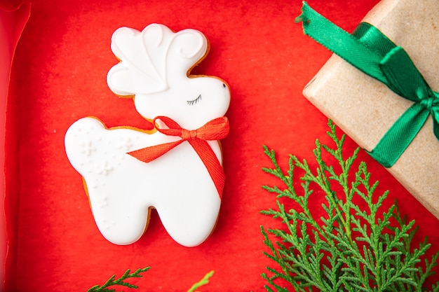 galleta de jengibre tarjeta de navidad casera año nuevo pasteles dulce postre comida fondo rústico