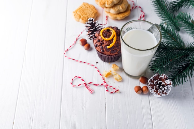 Galleta con leche y arbol de navidad