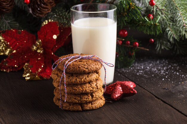 Galleta con leche en la mesa para Papá Noel