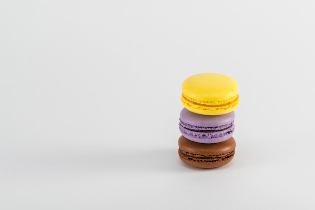 Galleta de macarrones francés sobre fondo blanco. Foto de estudio