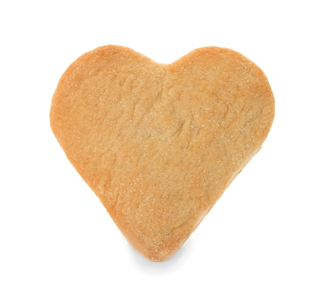 Galleta de mantequilla en forma de corazón sobre fondo blanco.