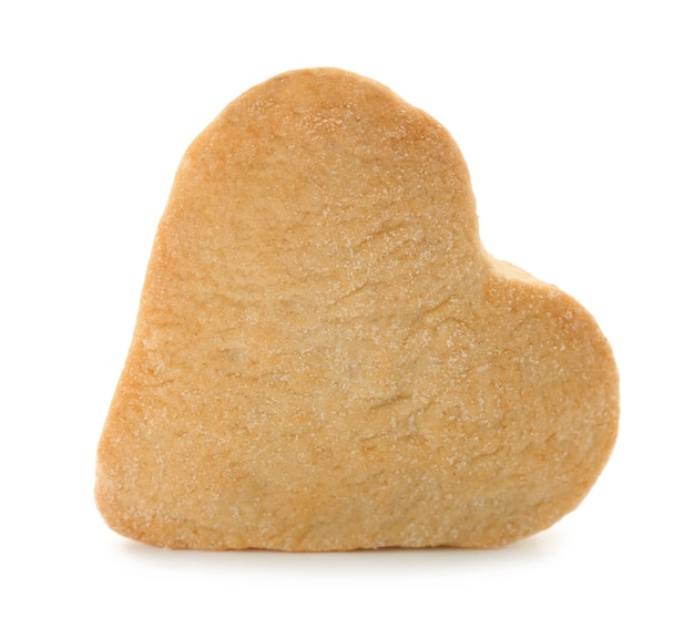 Galleta de mantequilla en forma de corazón sobre fondo blanco.