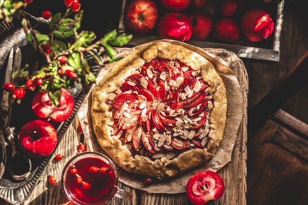 Foto galleta con manzanas rojas confort en el hogar