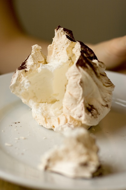 Foto galleta de merengue en un primer plano de la placa