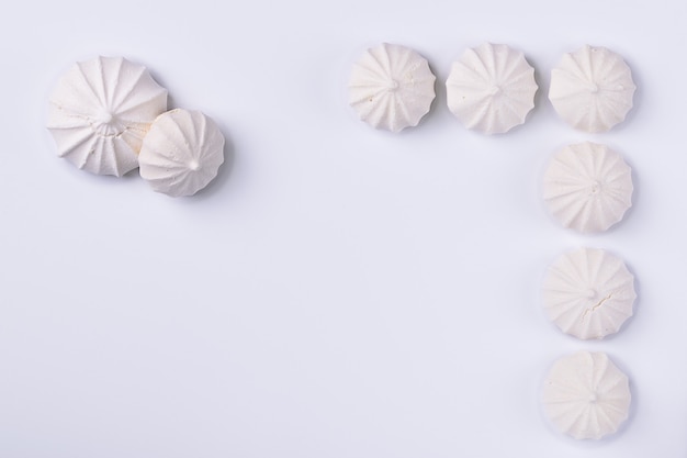 Galleta de merengue sobre fondo blanco, para fondos o texturas, copie el espacio.