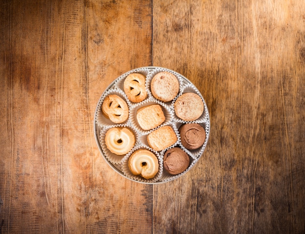 Galleta de muchas formas en la caja.