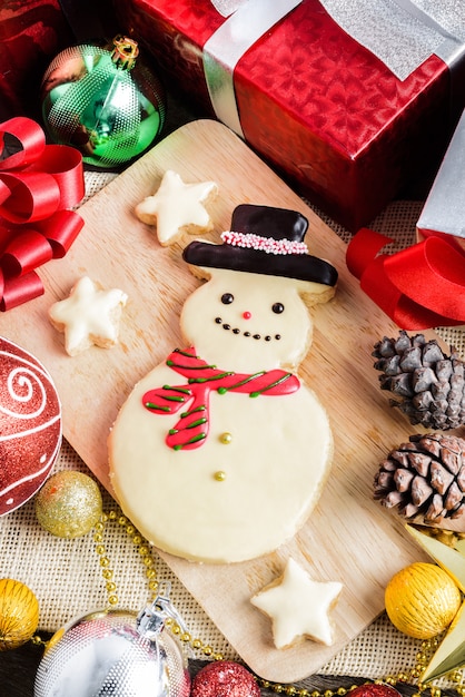 Galleta de Navidad y año nuevo en forma de muñeco de nieve sobre mesa