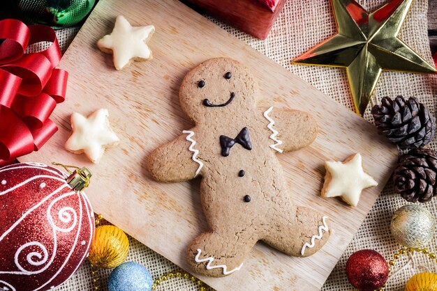 Galleta de Navidad y año nuevo en forma de pan de jengibre en mesa