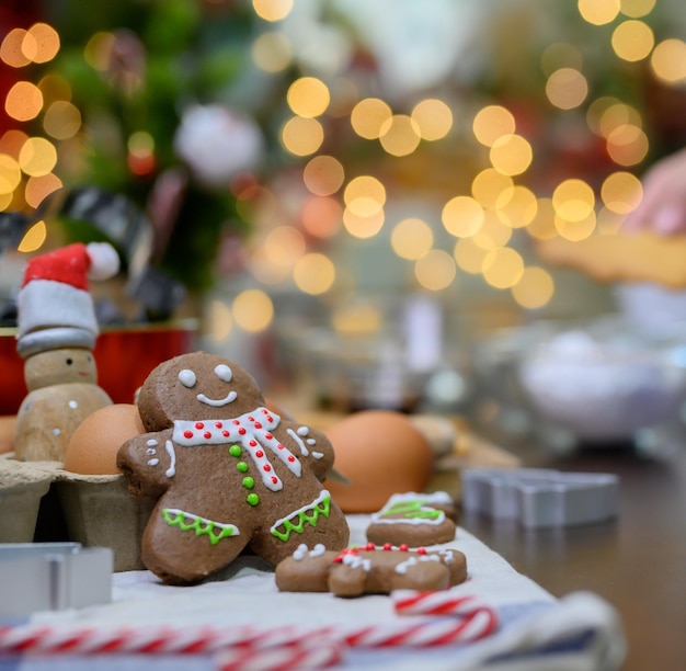 Galleta de Navidad casera para Navidad y Feliz Año Nuevo. Cocinar pan de jengibre con amigos y familiares en vacaciones de invierno en casa.