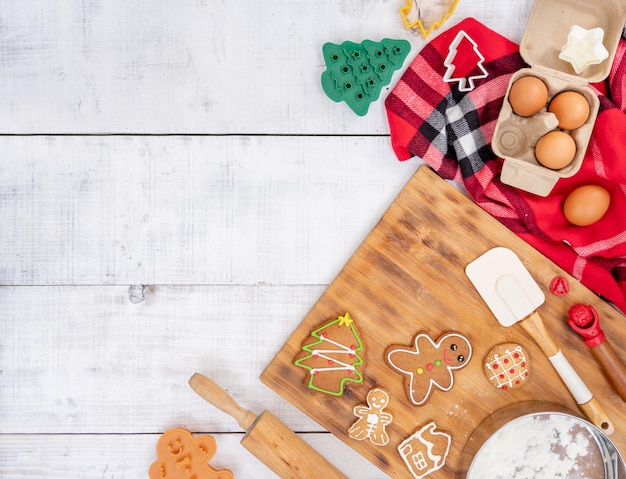 Galleta de Navidad para Navidad y Feliz Año Nuevo. Pan de jengibre con decoración en casa.