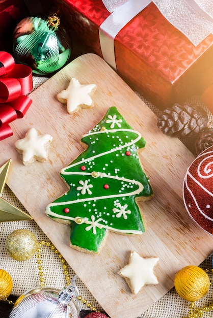 Galleta navideña y año nuevo en forma de árbol de navidad en mesa