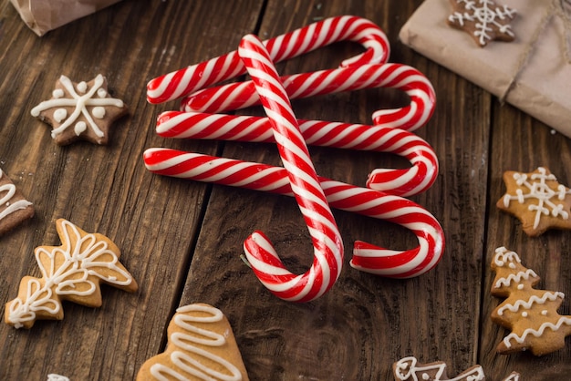Foto galleta navideña y dulces en la vista superior de la comida de madera